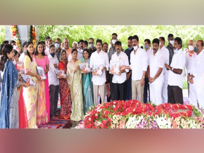 Jagan Reddy celebrates father YSR's birth anniversary, Oppn alleges Andhra CM violated health norms | Jagan Reddy celebrates father YSR's birth anniversary, Oppn alleges Andhra CM violated health norms