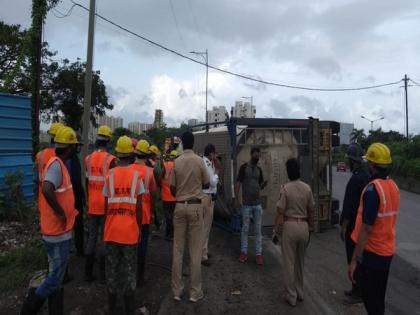 Maharashtra: Truck carrying chemical overturns in Thane | Maharashtra: Truck carrying chemical overturns in Thane