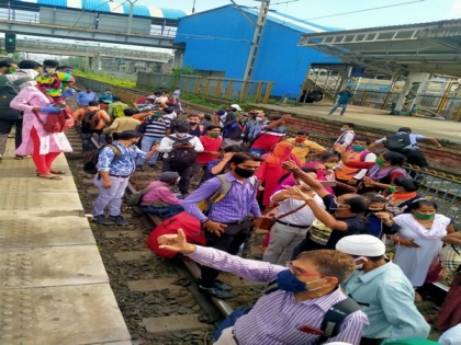 Maharashtra: Bus delayed, commuters block railway track | Maharashtra: Bus delayed, commuters block railway track