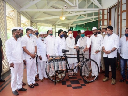 Maha Governor Bhagat Singh Koshyari gifts bicycles to dabbawalas | Maha Governor Bhagat Singh Koshyari gifts bicycles to dabbawalas