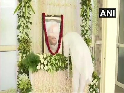 PM pays tribute to Keshubhai Patel after reaching Ahmedabad | PM pays tribute to Keshubhai Patel after reaching Ahmedabad PM pays tribute to Keshubhai Patel after reaching Ahmedabad | PM pays tribute to Keshubhai Patel after reaching Ahmedabad