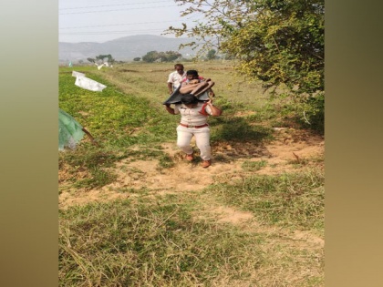 Andhra sub-Inspector carries dead body on her shoulders for last rites | Andhra sub-Inspector carries dead body on her shoulders for last rites