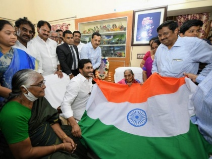 Andhra CM felicitates daughter of Indian National Flag designer | Andhra CM felicitates daughter of Indian National Flag designer