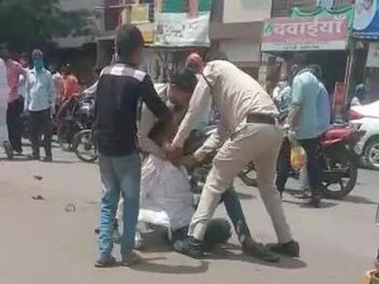 Indore: 2 cops suspended after video showing them beating up rickshaw-puller surfaces on social media | Indore: 2 cops suspended after video showing them beating up rickshaw-puller surfaces on social media