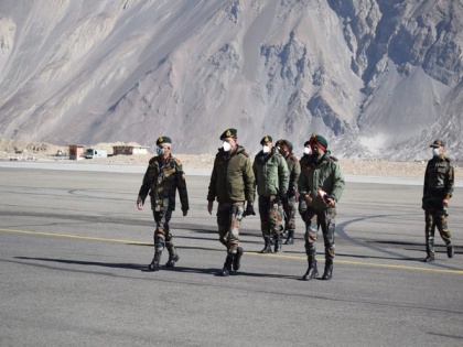 Army chief visits Siachen, Eastern Ladakh, reviews operational situation | Army chief visits Siachen, Eastern Ladakh, reviews operational situation