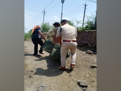 Cops carry corpse on foot after family refuses to help in Bhopal | Cops carry corpse on foot after family refuses to help in Bhopal