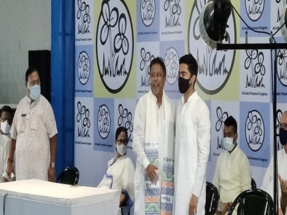 Ex-BJP vice president Mukul Roy, son join TMC in Mamata's presence | Ex-BJP vice president Mukul Roy, son join TMC in Mamata's presence