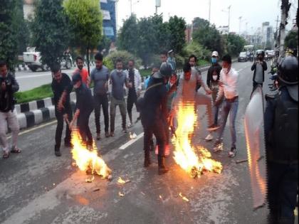 Opposition alliance student union burn effigy of Nepal PM Oli | Opposition alliance student union burn effigy of Nepal PM Oli