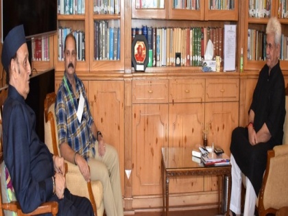 Former Union Minister Karan Singh meets Manoj Sinha, discusses developmental issues | Former Union Minister Karan Singh meets Manoj Sinha, discusses developmental issues