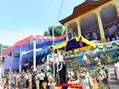 Himachal CM hoists national flag at Mandi on Independence Day | Himachal CM hoists national flag at Mandi on Independence Day