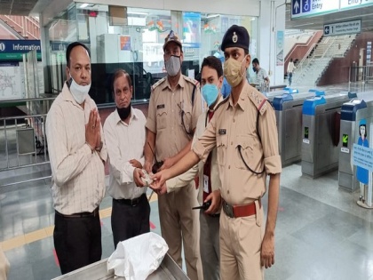 CISF restores bag containing Rs 1 lakh lost at Delhi metro station to owner | CISF restores bag containing Rs 1 lakh lost at Delhi metro station to owner