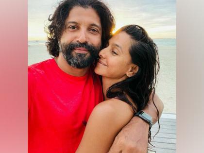 Shibani Dandekar gets Farhan Akhtar's name tattooed on her neck | Shibani Dandekar gets Farhan Akhtar's name tattooed on her neck