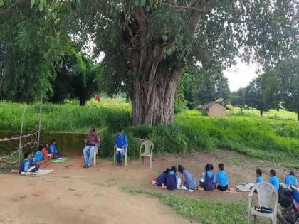 Chhattisgarh: Balrampur govt school building in dilapidated state, students forced to take classes under tree | Chhattisgarh: Balrampur govt school building in dilapidated state, students forced to take classes under tree Chhattisgarh: Balrampur govt school building in dilapidated state, students forced to take classes under tree | Chhattisgarh: Balrampur govt school building in dilapidated state, students forced to take classes under tree