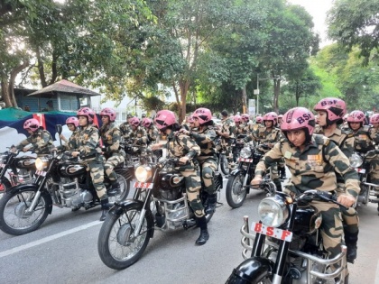150 women motorcyclists participate in 'All Women Mashaal Motorcycle Rally' organised by BSF in Delhi | 150 women motorcyclists participate in 'All Women Mashaal Motorcycle Rally' organised by BSF in Delhi