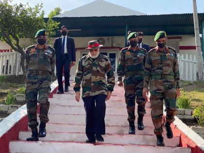 PM Modi arrives in J-K's Nowshera to celebrate Diwali with soldiers | PM Modi arrives in J-K's Nowshera to celebrate Diwali with soldiers