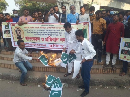 Anti-Pak protest held at Raju Memorial Sculpture in Dhaka University | Anti-Pak protest held at Raju Memorial Sculpture in Dhaka University