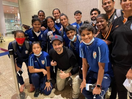 Varun Dhawan merrily poses with Indian women's football team | Varun Dhawan merrily poses with Indian women's football team