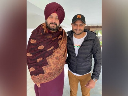 'Picture loaded with possibilities' Navjot Sidhu posts snap with Harbhajan Singh, triggers speculations | 'Picture loaded with possibilities' Navjot Sidhu posts snap with Harbhajan Singh, triggers speculations