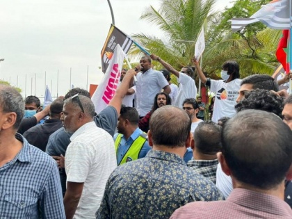 Maldivian youth protests against 'India Out' campaign in front of Yameen's residence | Maldivian youth protests against 'India Out' campaign in front of Yameen's residence