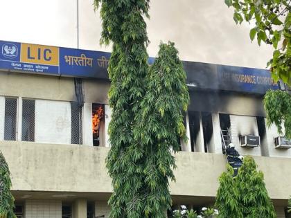 Fire breaks out in LIC building in Mumbai; no casualties reported | Fire breaks out in LIC building in Mumbai; no casualties reported