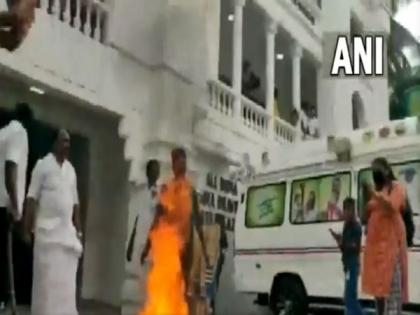 AIADMK leadership tussle: EPS, OPS supporters clash in Chennai | AIADMK leadership tussle: EPS, OPS supporters clash in Chennai