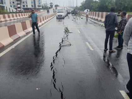 Newly constructed Variav bridge in Surat develops cracks | Newly constructed Variav bridge in Surat develops cracks