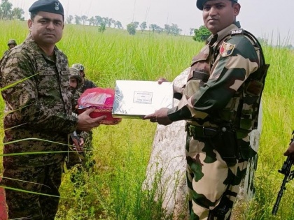 Sweets exchanged by BSF, Pakistan Rangers on Jammu border on Eid | Sweets exchanged by BSF, Pakistan Rangers on Jammu border on Eid