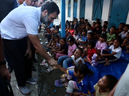 Rahul visits relief camps in Manipur's Bishnupur | Rahul visits relief camps in Manipur's Bishnupur