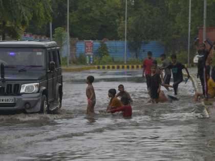 Heavy rain, water logging bring traffic movement to halt at several areas of Delhi | Heavy rain, water logging bring traffic movement to halt at several areas of Delhi