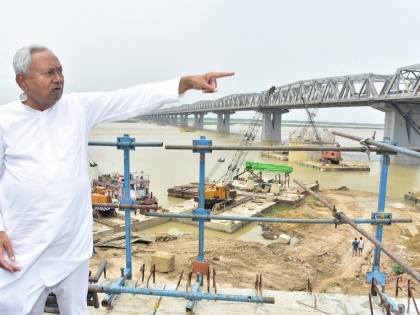 Nitish inspects construction work of 'Patna marine drive' | Nitish inspects construction work of 'Patna marine drive'