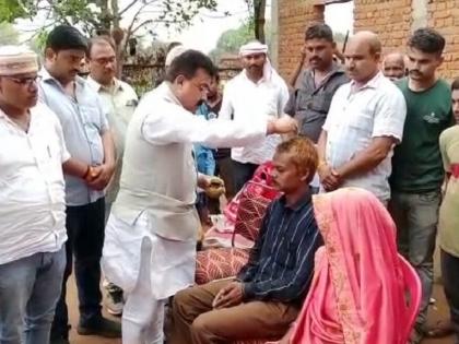 MP pee-gate: After 'feet wash' by CM Shivraj, Congress performs 'shuddhikaran' of Dashmat in Sidhi | MP pee-gate: After 'feet wash' by CM Shivraj, Congress performs 'shuddhikaran' of Dashmat in Sidhi