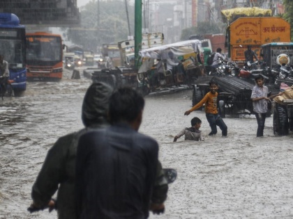 Waterlogging, traffic congestion in parts of Delhi after heavy rain | Waterlogging, traffic congestion in parts of Delhi after heavy rain