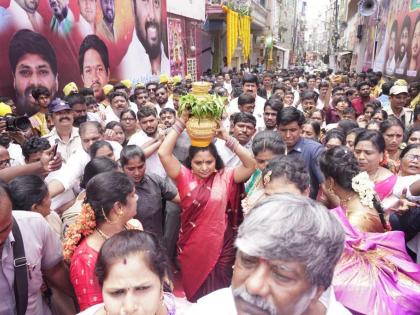 Lashkar Bonalu off to a colorful start, KCR offers puja | Lashkar Bonalu off to a colorful start, KCR offers puja