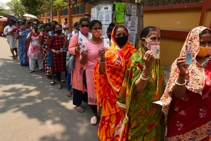 Panchayat re-polling in Bengal more or less peaceful, polling percentage at 30.54% till 1 PM | Panchayat re-polling in Bengal more or less peaceful, polling percentage at 30.54% till 1 PM