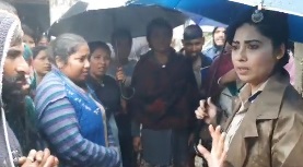 Women officers in khaki in forefront for evacuating calamity-stuck in Himachal | Women officers in khaki in forefront for evacuating calamity-stuck in Himachal