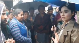 Women officers in khaki in forefront for evacuating calamity-stuck in Himachal | Women officers in khaki in forefront for evacuating calamity-stuck in Himachal Women officers in khaki in forefront for evacuating calamity-stuck in Himachal | Women officers in khaki in forefront for evacuating calamity-stuck in Himachal
