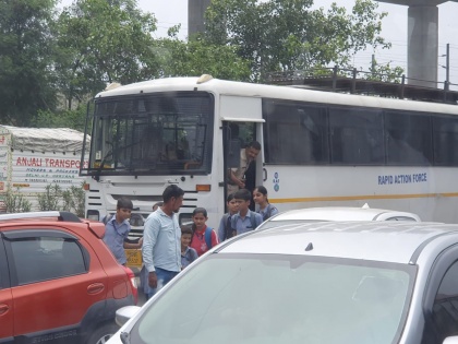Delhi govt bans entry of heavy vehicles, halts interstate buses at Singhu border | Delhi govt bans entry of heavy vehicles, halts interstate buses at Singhu border