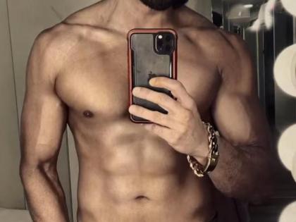 'Monday Motivashiun': Ranveer Singh flaunts washboard abs | 'Monday Motivashiun': Ranveer Singh flaunts washboard abs 'Monday Motivashiun': Ranveer Singh flaunts washboard abs | 'Monday Motivashiun': Ranveer Singh flaunts washboard abs