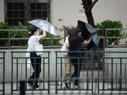 Typhoon Saola makes landfall in China's Guangdong | Typhoon Saola makes landfall in China's Guangdong Typhoon Saola makes landfall in China's Guangdong | Typhoon Saola makes landfall in China's Guangdong