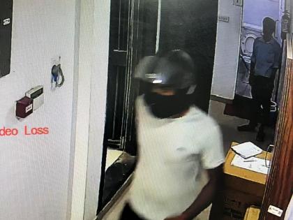 Rs 1 crore robbed from Axis bank in Bihar at gunpoint | Rs 1 crore robbed from Axis bank in Bihar at gunpoint