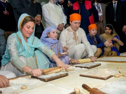 Punjabis have sweet memories of Trudeau couple paying obeisance at Golden Temple | Punjabis have sweet memories of Trudeau couple paying obeisance at Golden Temple Punjabis have sweet memories of Trudeau couple paying obeisance at Golden Temple | Punjabis have sweet memories of Trudeau couple paying obeisance at Golden Temple