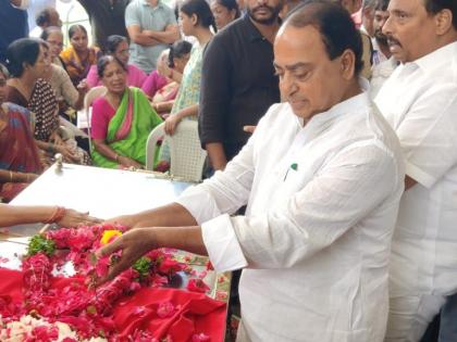Leaders from different parties pay last respects to Gaddar | Leaders from different parties pay last respects to Gaddar Leaders from different parties pay last respects to Gaddar | Leaders from different parties pay last respects to Gaddar