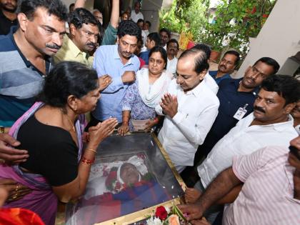 Gaddar’s last rites conducted with state honours, KCR pays last respects | Gaddar’s last rites conducted with state honours, KCR pays last respects