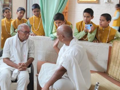 Digvijaya's 18km barefoot padayatra to woo Gurjars in Bhopal | Digvijaya's 18km barefoot padayatra to woo Gurjars in Bhopal