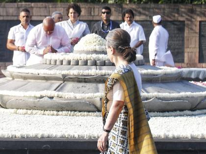 Kharge, Sonia pay homage to Rajiv Gandhi on his birth anniversary | Kharge, Sonia pay homage to Rajiv Gandhi on his birth anniversary Kharge, Sonia pay homage to Rajiv Gandhi on his birth anniversary | Kharge, Sonia pay homage to Rajiv Gandhi on his birth anniversary