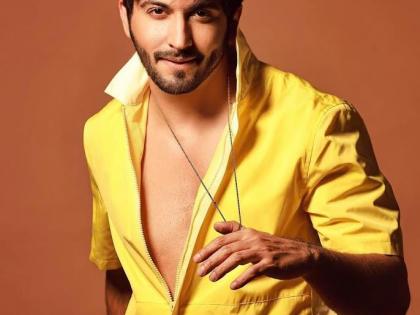 Dheeraj Dhoopar interacts with locals in Varanasi, gets lingo right for 'Tatlubaaz' | Dheeraj Dhoopar interacts with locals in Varanasi, gets lingo right for 'Tatlubaaz' Dheeraj Dhoopar interacts with locals in Varanasi, gets lingo right for 'Tatlubaaz' | Dheeraj Dhoopar interacts with locals in Varanasi, gets lingo right for 'Tatlubaaz'