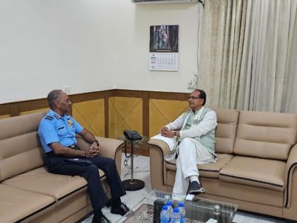 Senior IAF officer calls on MP Governor and and CM, briefs about air show in Bhopal | Senior IAF officer calls on MP Governor and and CM, briefs about air show in Bhopal Senior IAF officer calls on MP Governor and and CM, briefs about air show in Bhopal | Senior IAF officer calls on MP Governor and and CM, briefs about air show in Bhopal