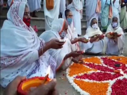Many elderly widows celebrate Deepawali on the banks of River Yamuna in Mathura | Many elderly widows celebrate Deepawali on the banks of River Yamuna in Mathura Many elderly widows celebrate Deepawali on the banks of River Yamuna in Mathura | Many elderly widows celebrate Deepawali on the banks of River Yamuna in Mathura