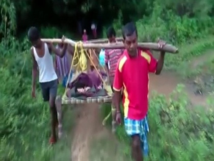 Chhattisgarh: Locals carry pregnant woman in labour on cot for 5 kms to reach hospital | Chhattisgarh: Locals carry pregnant woman in labour on cot for 5 kms to reach hospital