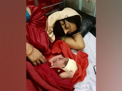 Maharashtra: Woman delivers baby at Igatpuri railway station | Maharashtra: Woman delivers baby at Igatpuri railway station